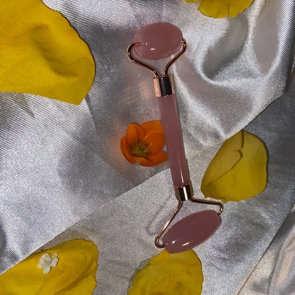 ONLY ONE face roller 💗 - Picture 2 of 3